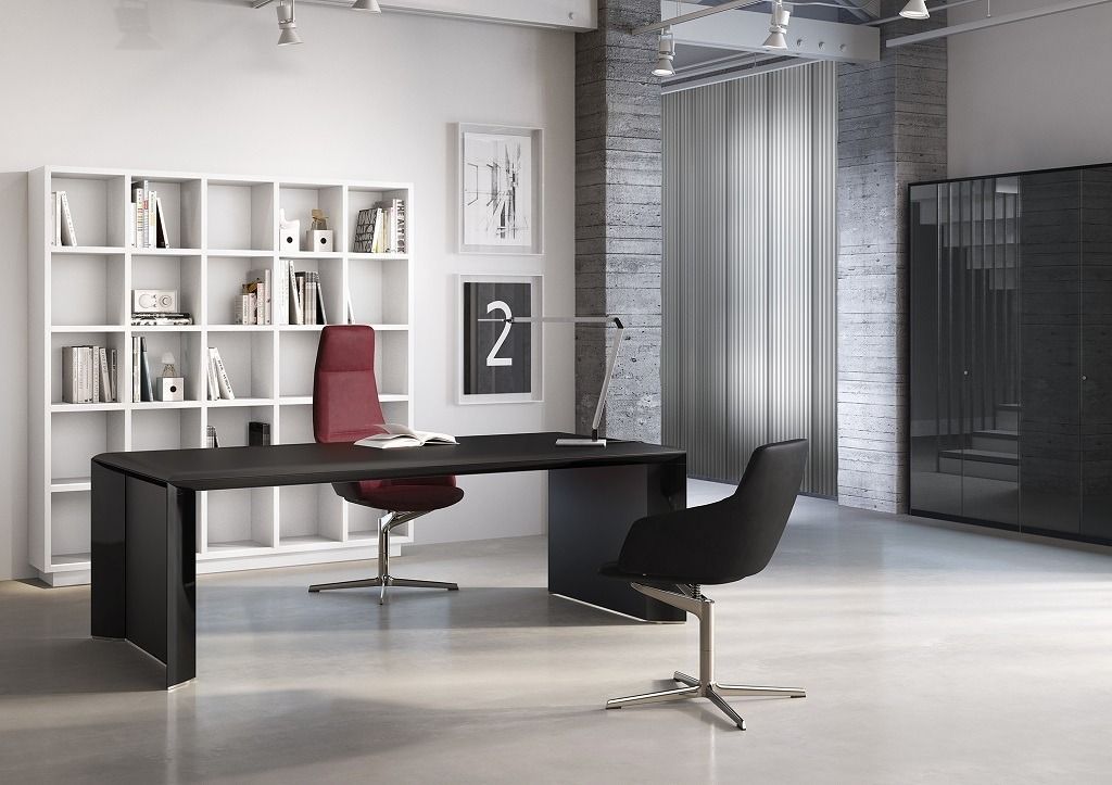Ufficio domestico moderno con scrivania scura, poltrona direzionale rossa, sedia per gli ospiti nera e libreria a griglia bianca.