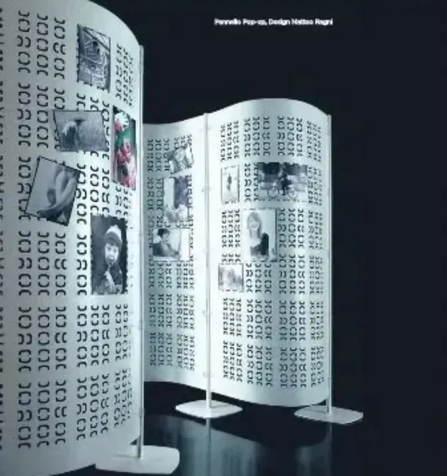 Due divisori per ambienti curvi in ​​metallo bianco con motivi intagliati, che mostrano diverse piccole foto su sfondo nero.