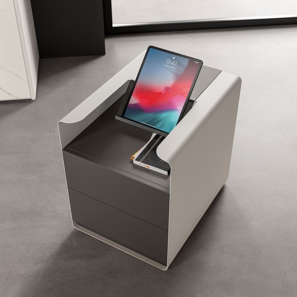 Un comodino moderno bicolore grigio e bianco, con supporto per tablet e cassetti portaoggetti su una base grigia.