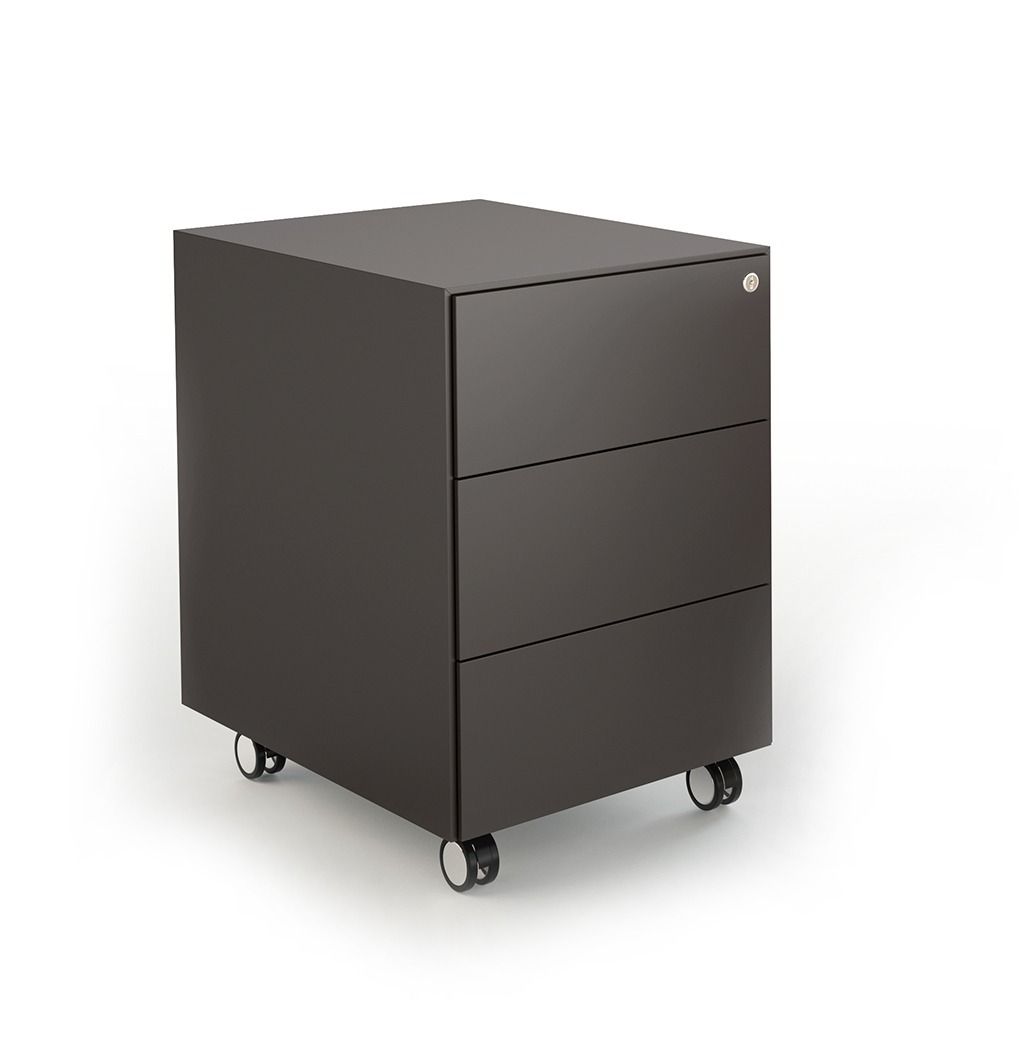 Un mobiletto schedario a tre cassetti di colore marrone scuro, dotato di rotelle, su uno sfondo bianco uniforme.