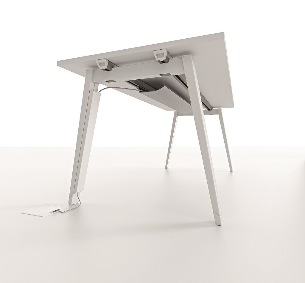 Una scrivania da ufficio bianca, regolabile in altezza, vista dal basso, che mostra le gambe motorizzate e il vassoio per la gestione dei cavi.