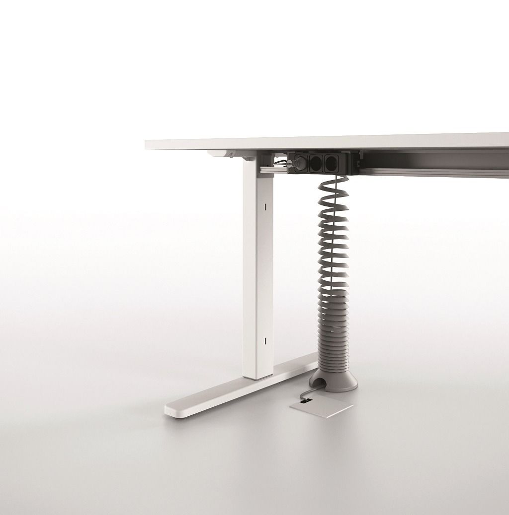 Una gamba bianca per scrivania regolabile in altezza con una guaina grigia a spirale per la gestione dei cavi che si estende fino al pavimento.