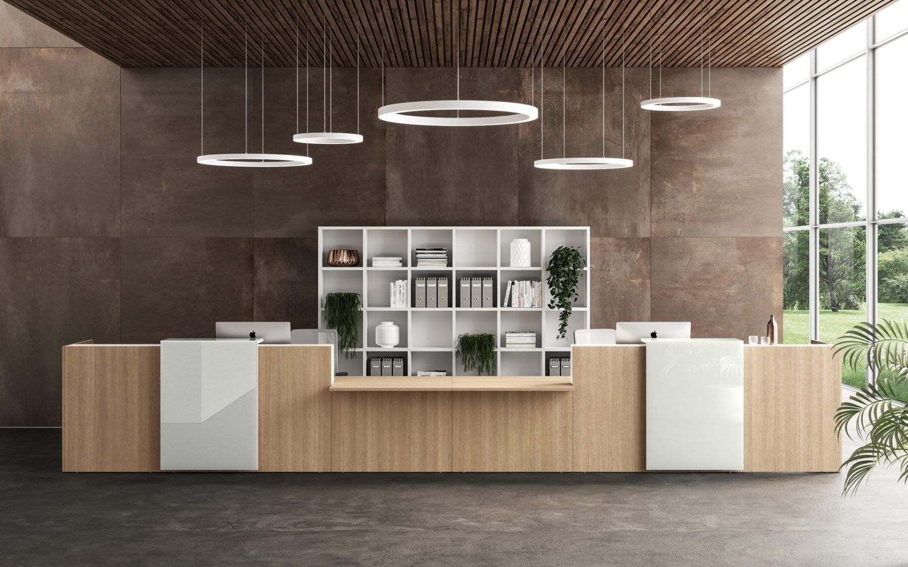 Banco reception moderno con pannelli in legno chiaro e bianco su una parete in pietra scura, impreziosito da lampade a sospensione geometriche.