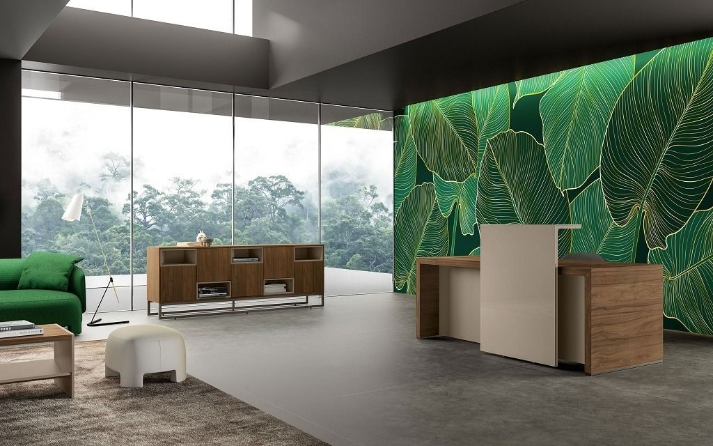 Una moderna hall d'ufficio con un murale botanico, un bancone della reception in legno, un divano verde e ampie finestre.