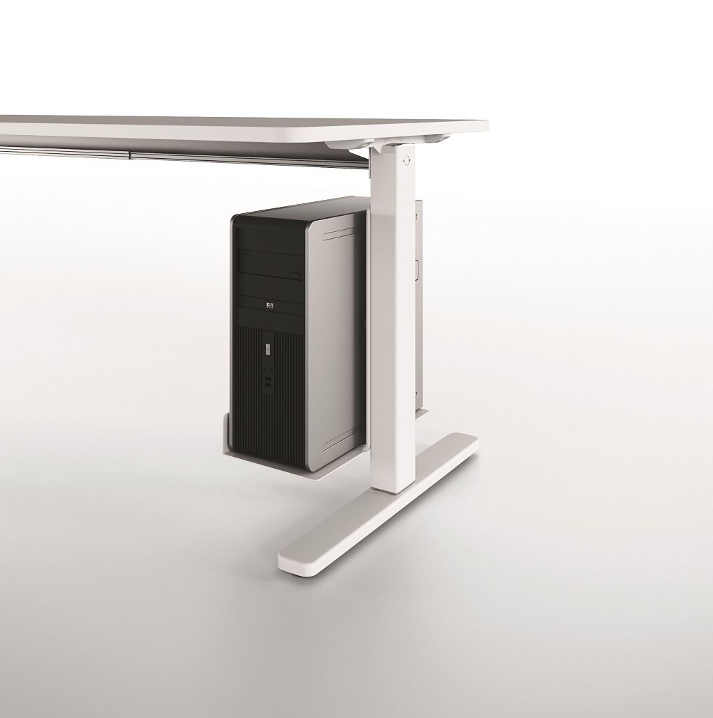 Una scrivania bianca regolabile in altezza con un case per computer nero montato sotto il piano.