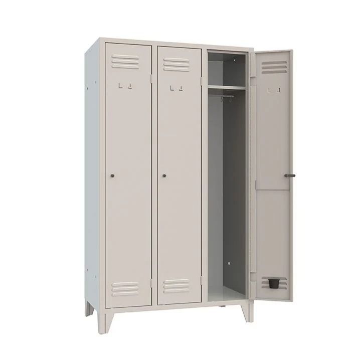 Un armadietto metallico a tre scomparti, di colore grigio chiaro, con una delle ante aperta.