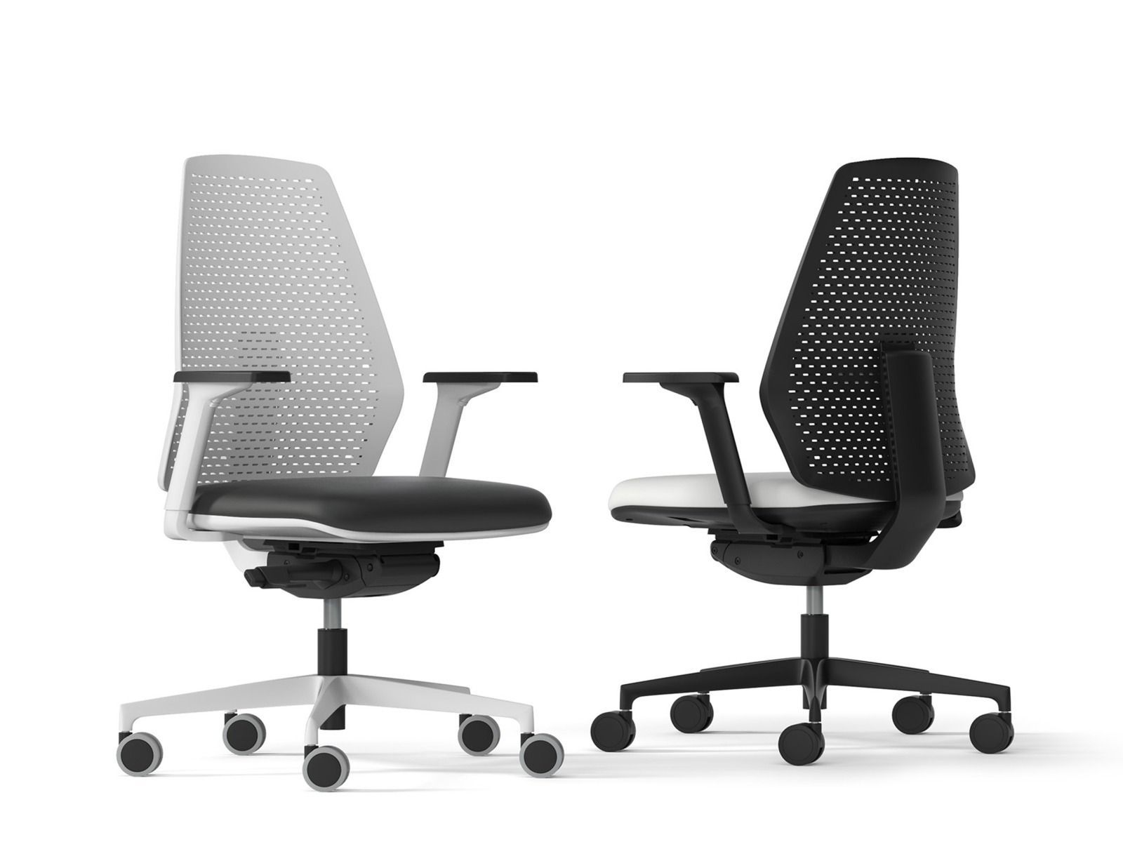 Due sedie da ufficio ergonomiche con schienale perforato; una è bianca con sedile nero, l'altra è nera con sedile bianco.