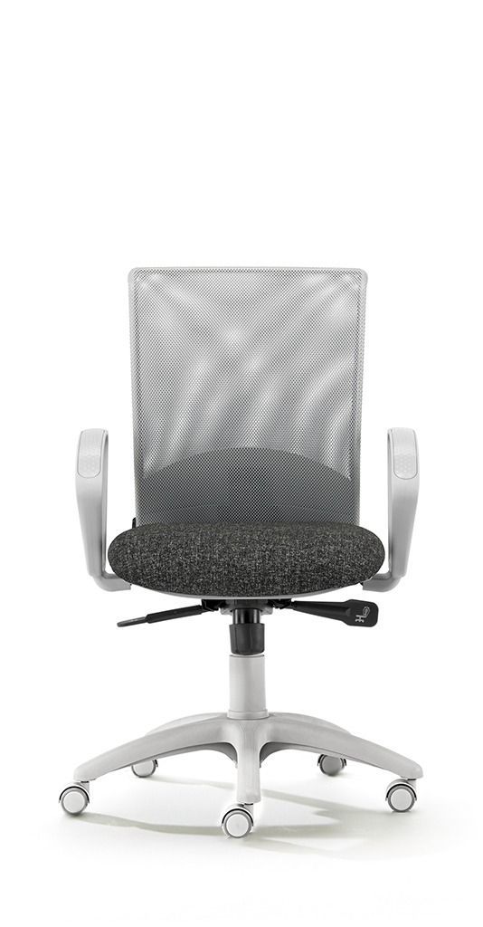 Una sedia da ufficio con schienale in rete grigia, sedile imbottito grigio scuro e struttura bianca con ruote su sfondo bianco.