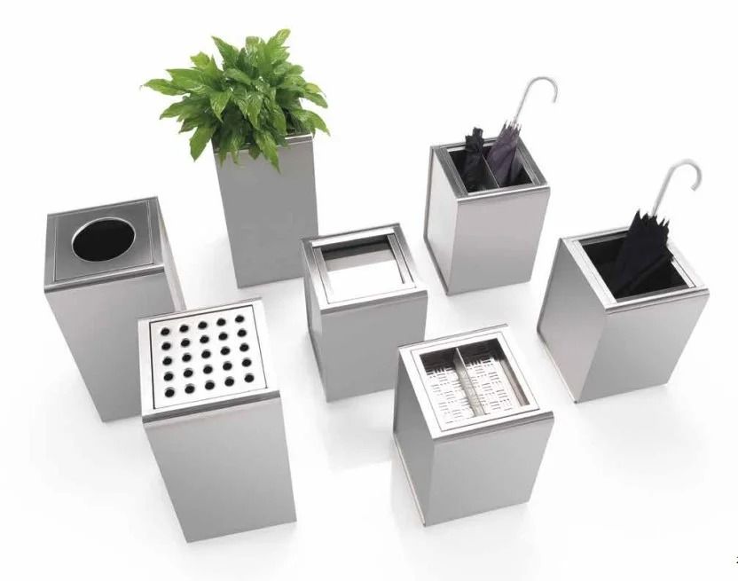 Un gruppo di sette contenitori modulari minimalisti color argento, disposti su uno sfondo bianco e dotati di diverse funzioni.