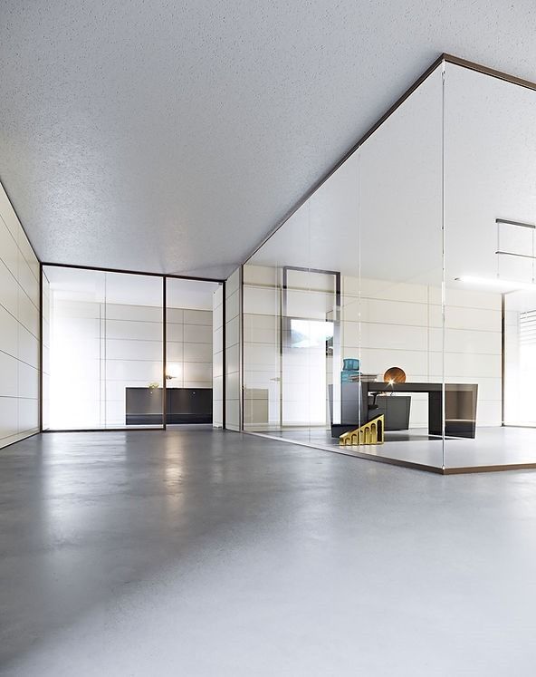 Interni di ufficio moderni caratterizzati da un'elegante postazione di lavoro con pareti rivestite in vetro, pannelli dai toni chiari e pavimento lucido.