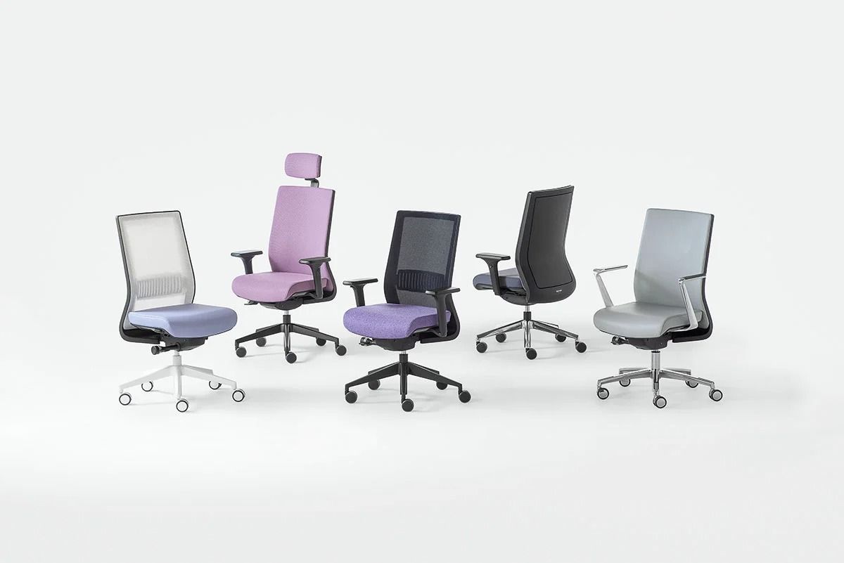 Cinque sedie da ufficio con schienale in rete e imbottito in varie tonalità di grigio e viola, disposte su uno sfondo bianco.