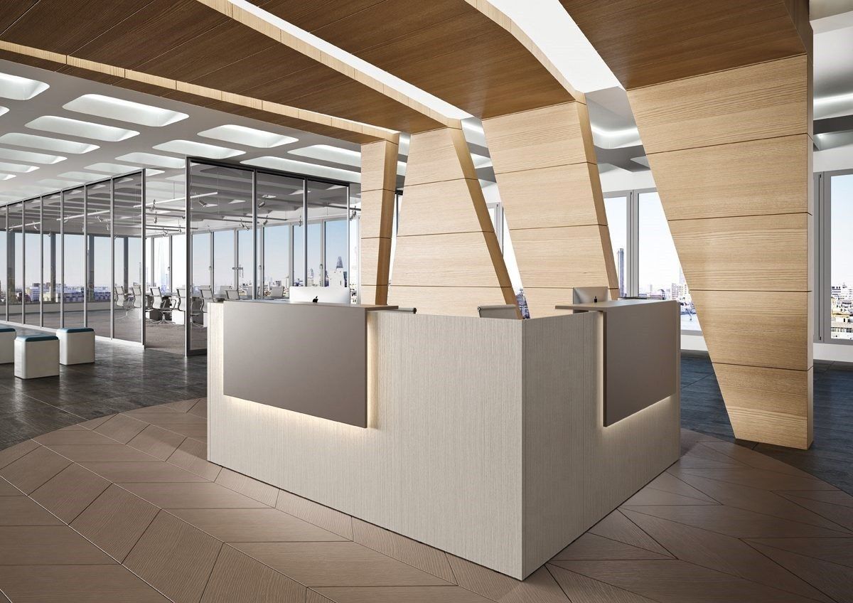 Una moderna area reception per ufficio con scrivania in legno chiaro, inserti a parete in legno inclinato e uno spazio aperto sullo sfondo.