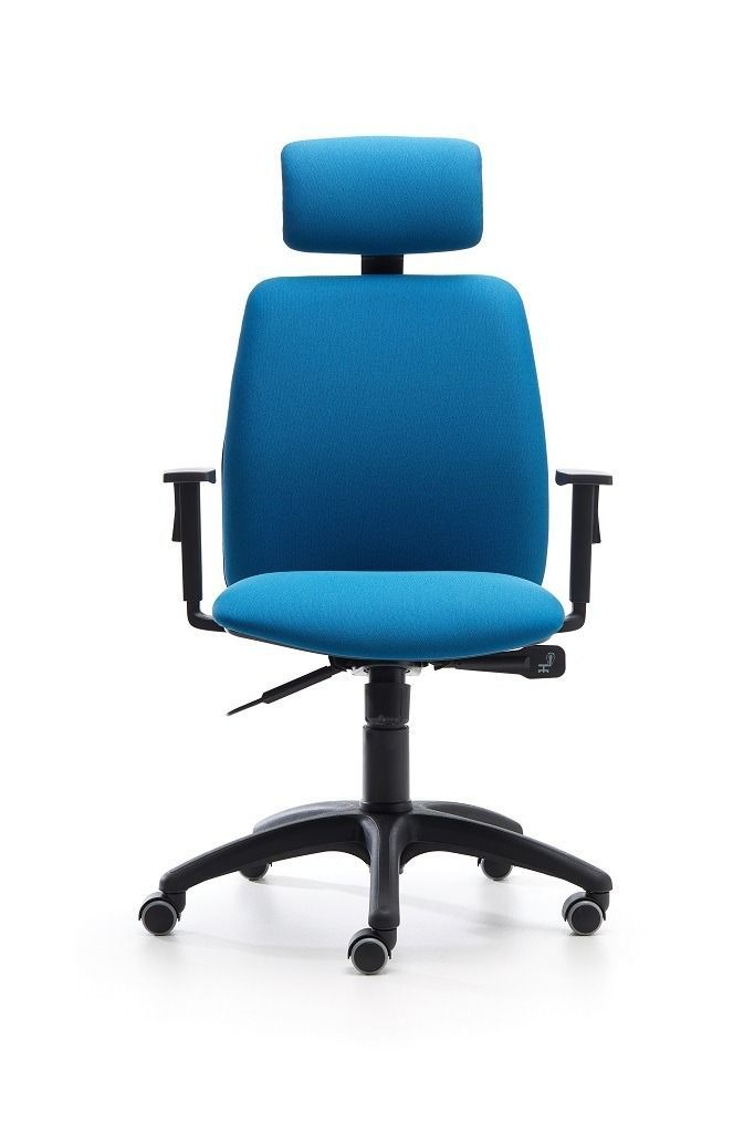 Una sedia da ufficio ergonomica di colore blu brillante con poggiatesta e braccioli regolabili e base con cinque ruote.