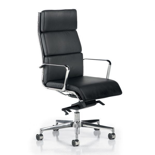 Sedia da ufficio con schienale alto in pelle nera, struttura e base in metallo argentato con ruote.