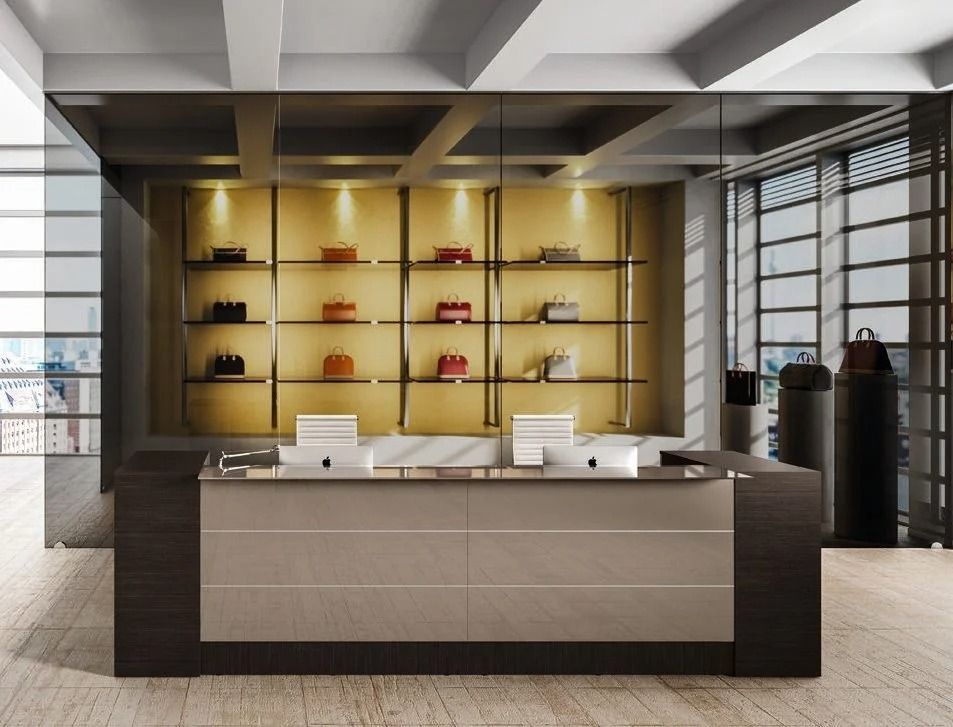 Un moderno bancone reception di un negozio, posto di fronte a una parete espositiva dorata piena di borse firmate.