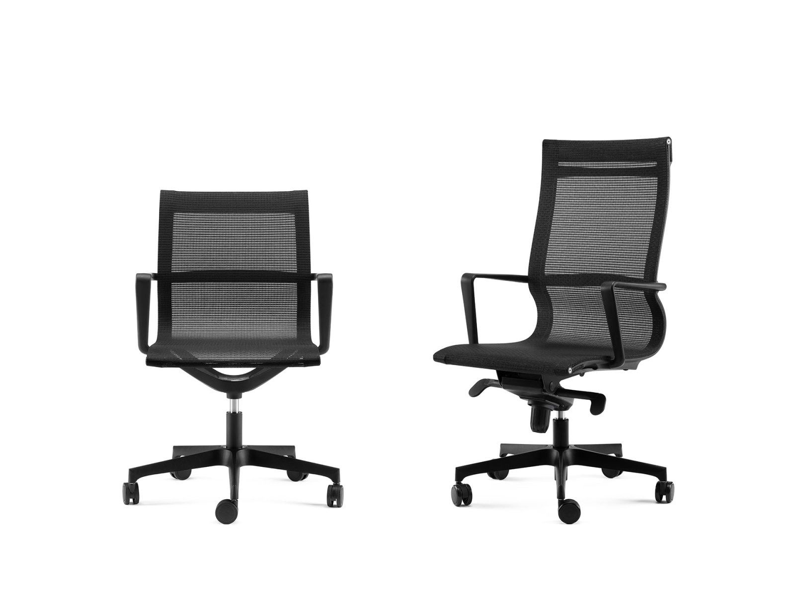Due sedie da ufficio in rete nera su sfondo bianco, una vista frontale e l'altra laterale.