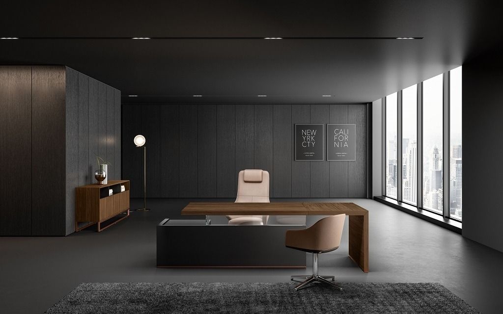 Moderno ufficio direzionale con scrivania in legno scuro, sedia color cuoio chiaro, mobiletto laterale e finestre a tutta altezza.