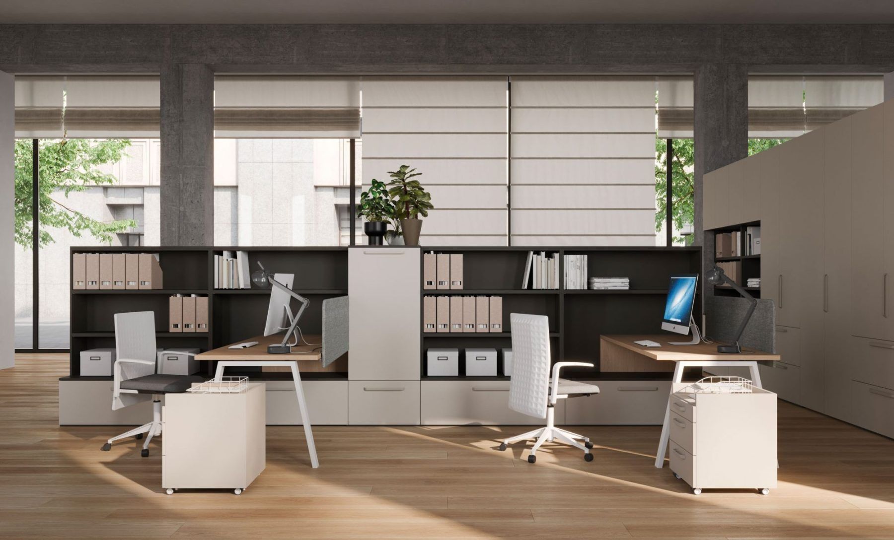 Postazioni di lavoro moderne per ufficio con due scrivanie, sedie bianche e scaffalature su un pavimento in legno in una stanza ben illuminata.