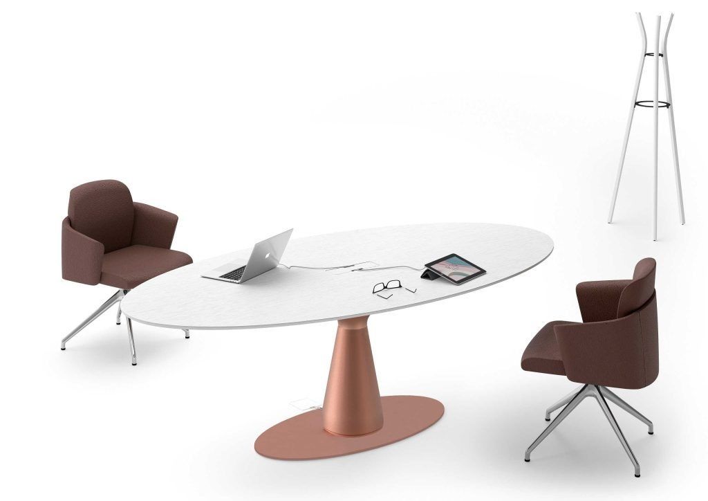 Un tavolo ovale bianco con base a piedistallo color rame, due sedie marroni e un appendiabiti in metallo su sfondo bianco.