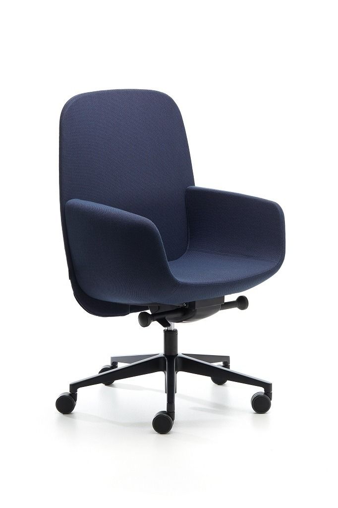 Una sedia da ufficio imbottita di colore blu navy con braccioli, montata su una base nera a cinque razze con rotelle.