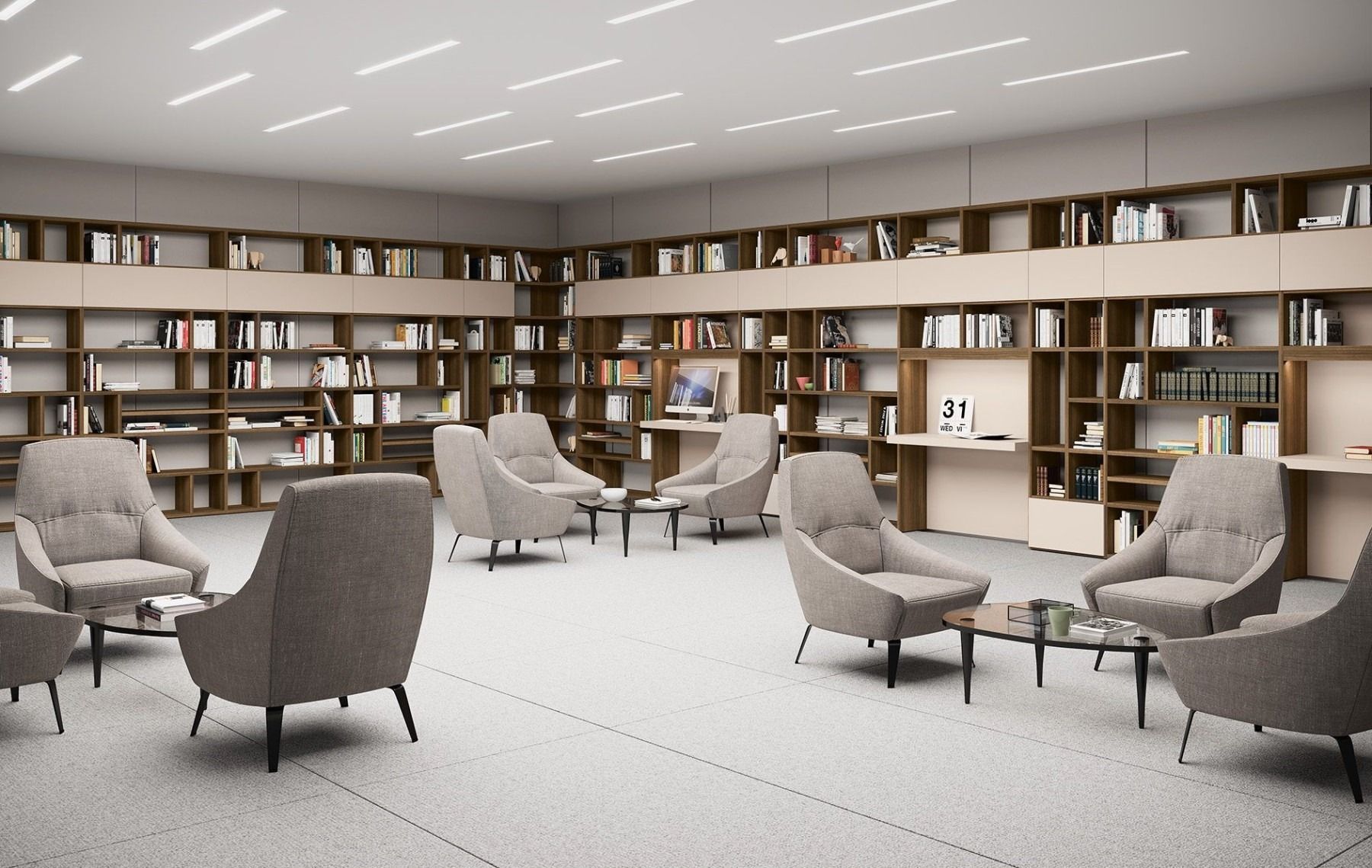 Una sala relax in biblioteca con poltrone beige, tavolini e ampie scaffalature in legno piene di libri.