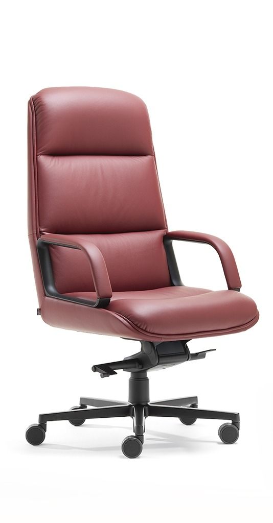 Sedia da ufficio con schienale alto in pelle bordeaux, braccioli neri, base girevole e rotelle, su sfondo bianco.