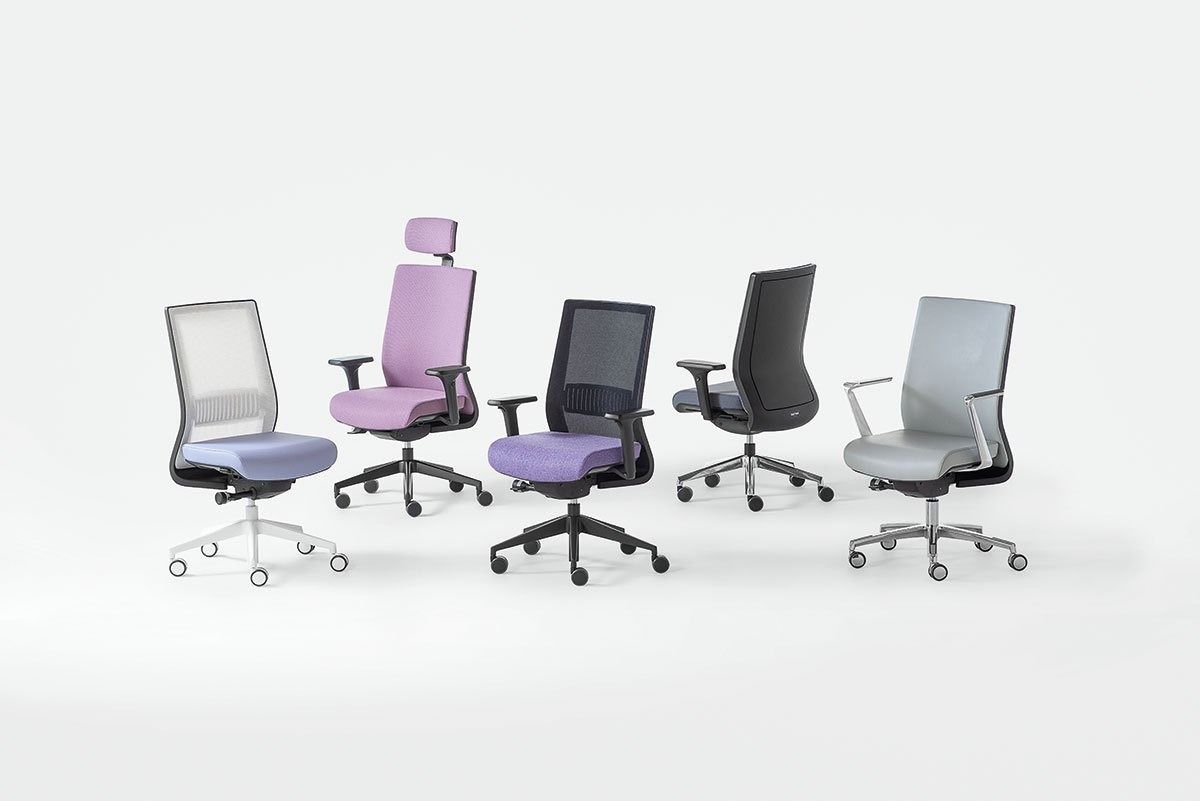 Cinque moderne sedie da ufficio di vari colori, tra cui lavanda, grigio e nero, disposte su uno sfondo bianco.
