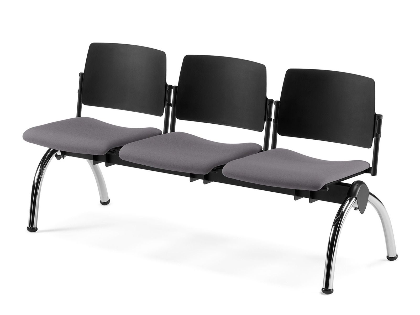 Una panchina d'attesa a tre posti con sedili imbottiti grigi, schienali neri e struttura in metallo cromato.