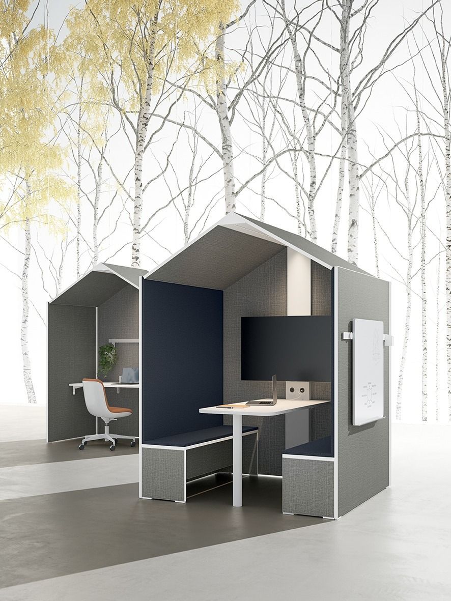 Due moderni uffici modulari con tetto, pareti in feltro grigio e arredi interni con sedute, scrivanie e divisori, immersi in una foresta stilizzata di betulle.