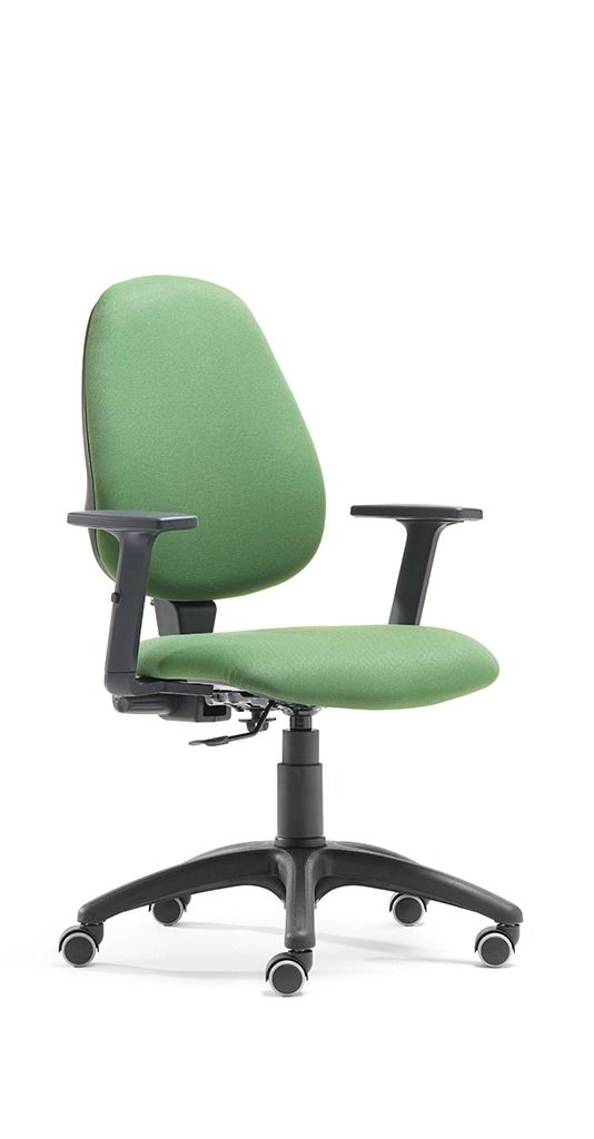 Una sedia da ufficio verde, rivestita in tessuto, con braccioli regolabili, base nera e ruote su sfondo bianco.