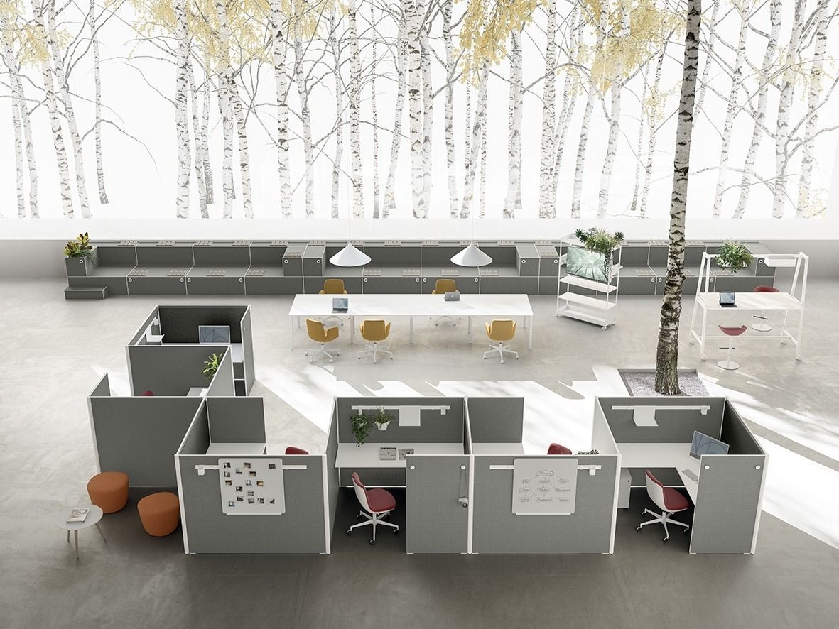 Spazio ufficio moderno con scrivanie modulari, postazioni individuali e un murale raffigurante betulle in un ambiente luminoso e aperto.