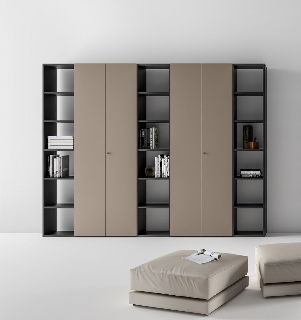 Un grande e moderno mobile a parete caratterizzato da ripiani scuri che affiancano e dividono due armadietti chiusi color tortora.
