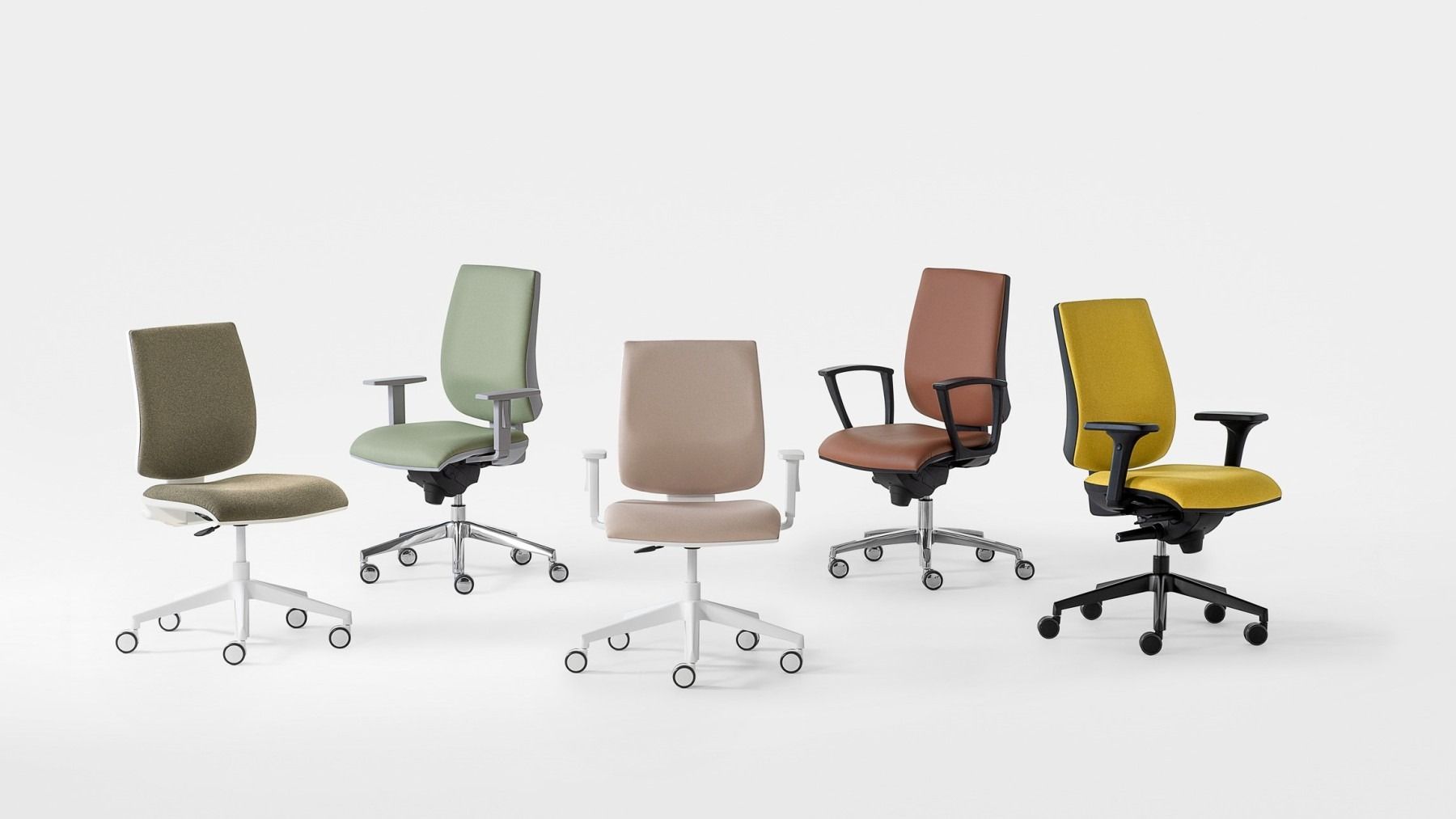 Cinque sedie da ufficio di colori diversi (oliva, verde chiaro, beige, rosa antico e giallo) allineate su uno sfondo bianco.