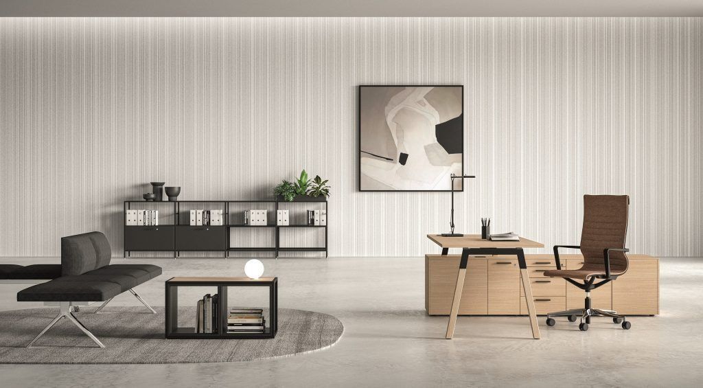 Un ufficio minimalista e moderno con scrivania, sedia in pelle, libreria, divano e quadro astratto in una stanza dai toni neutri.