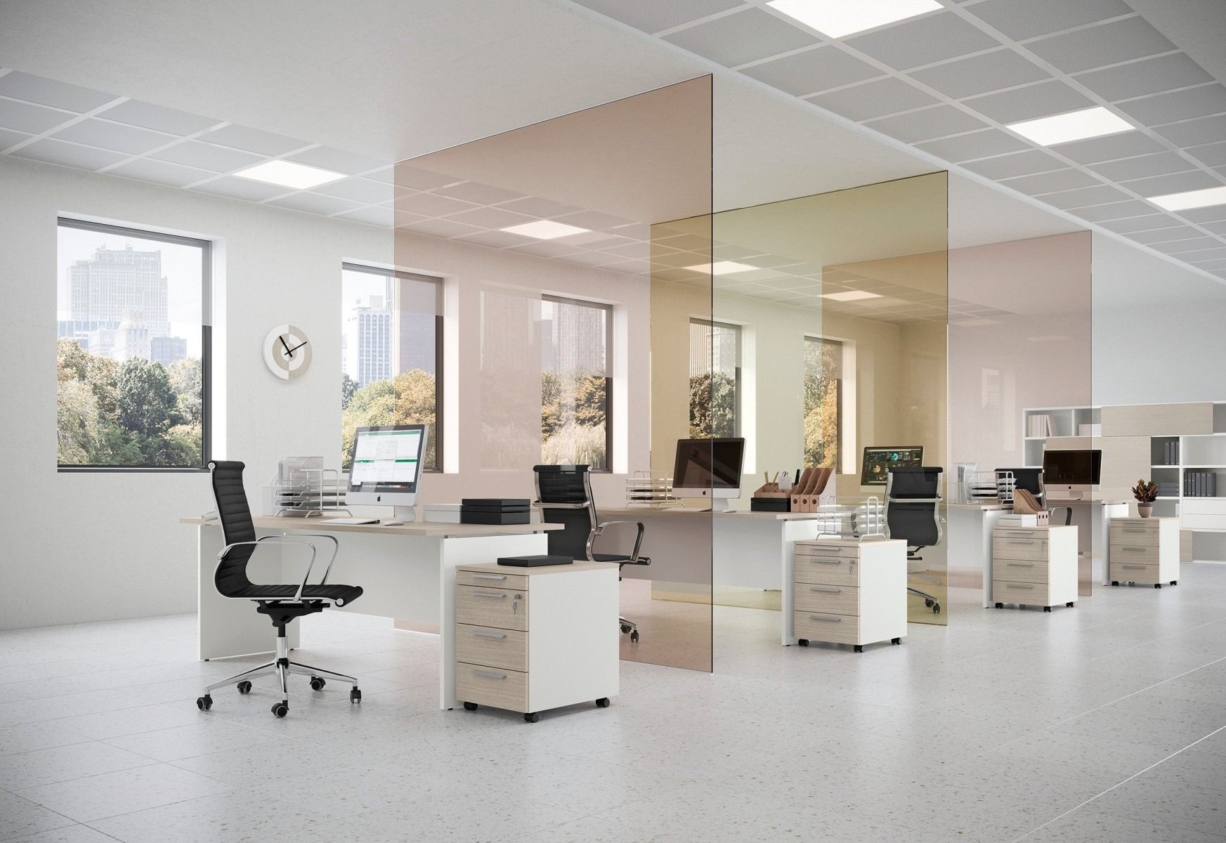 Spazio ufficio moderno con scrivanie bianche, sedie nere e divisori in vetro fumé tra le postazioni di lavoro per garantire la privacy.