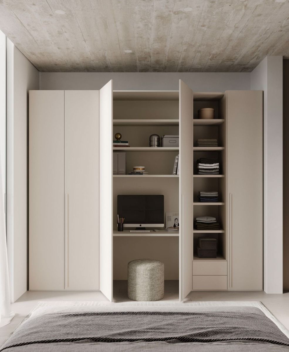 Un armadio color crema a tutta altezza in una camera da letto con una sezione centrale aperta dotata di scrivania e ripiani integrati.