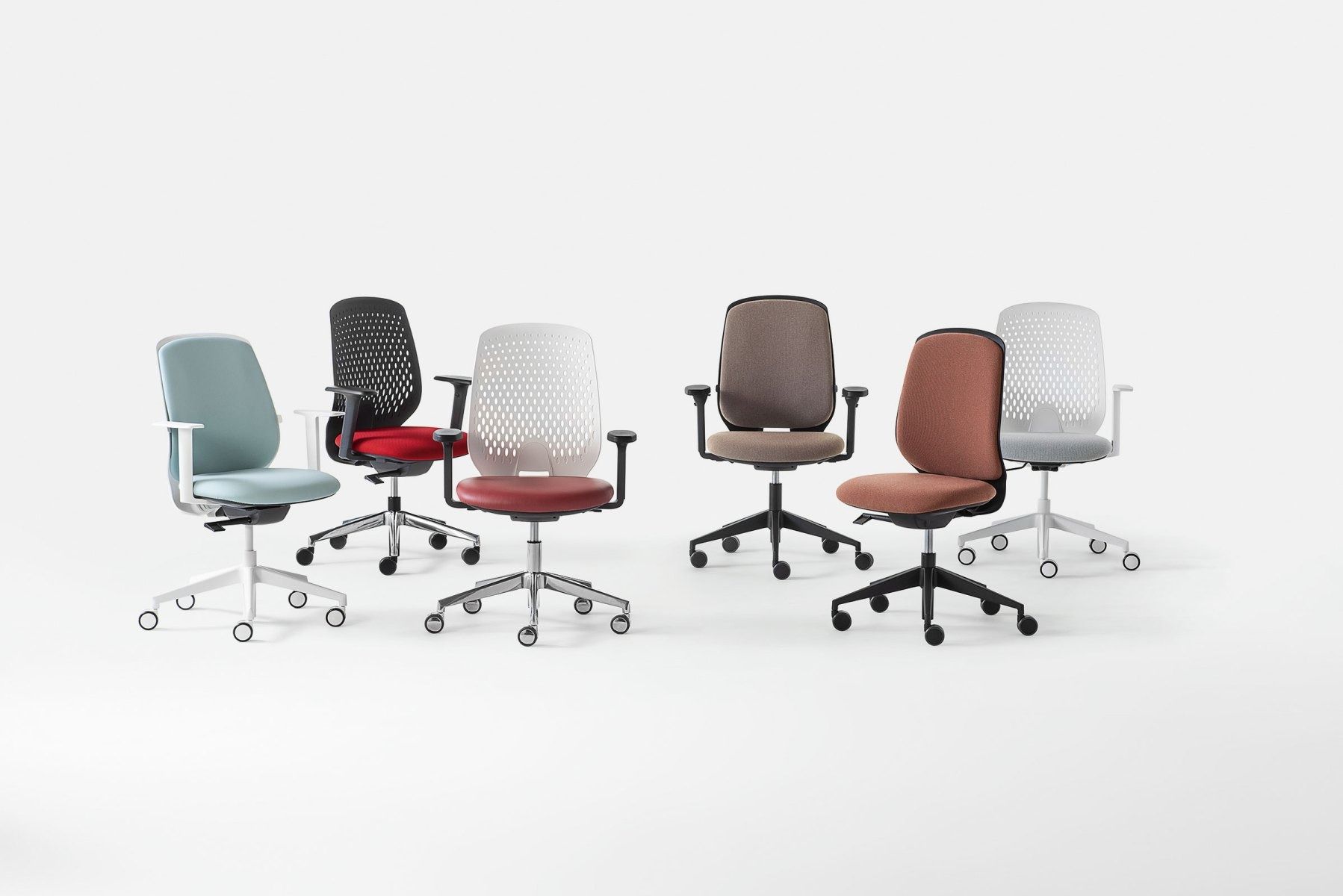 Sei sedie da ufficio di diverso tipo, con sedili e schienali di colori differenti, disposte su uno sfondo bianco uniforme.