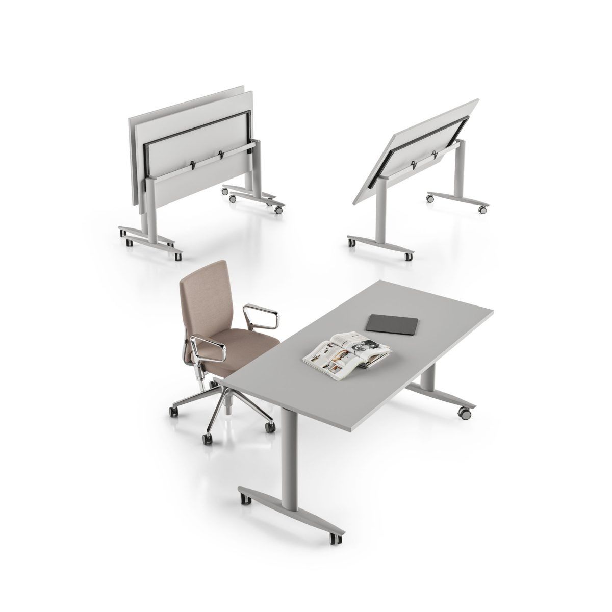 Tre tavoli da ufficio modulari con piano grigio e base con ruote; uno è già dotato di sedia, gli altri due sono pieghevoli e possono essere utilizzati come tavoli verticali.