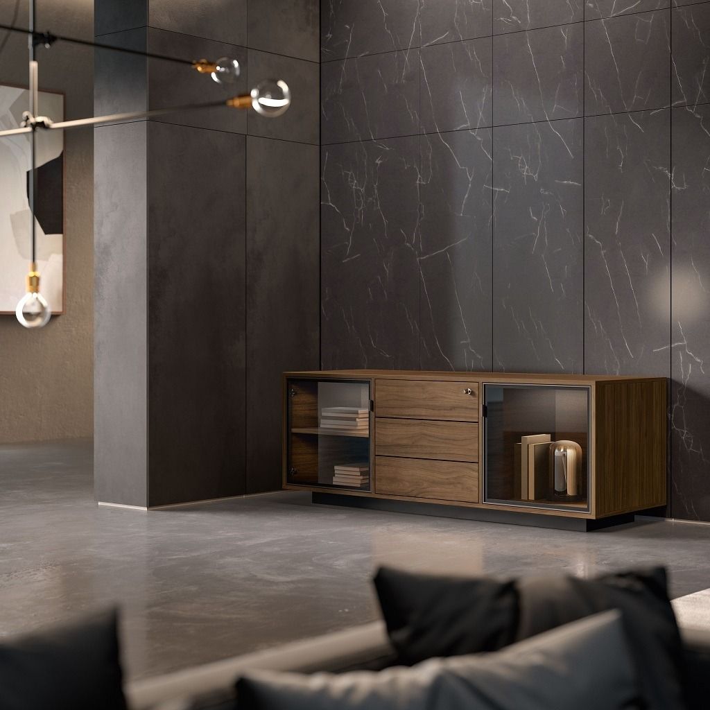 In un soggiorno contemporaneo, una credenza moderna in legno con ripiani ante in vetro si staglia contro una parete di marmo scuro.