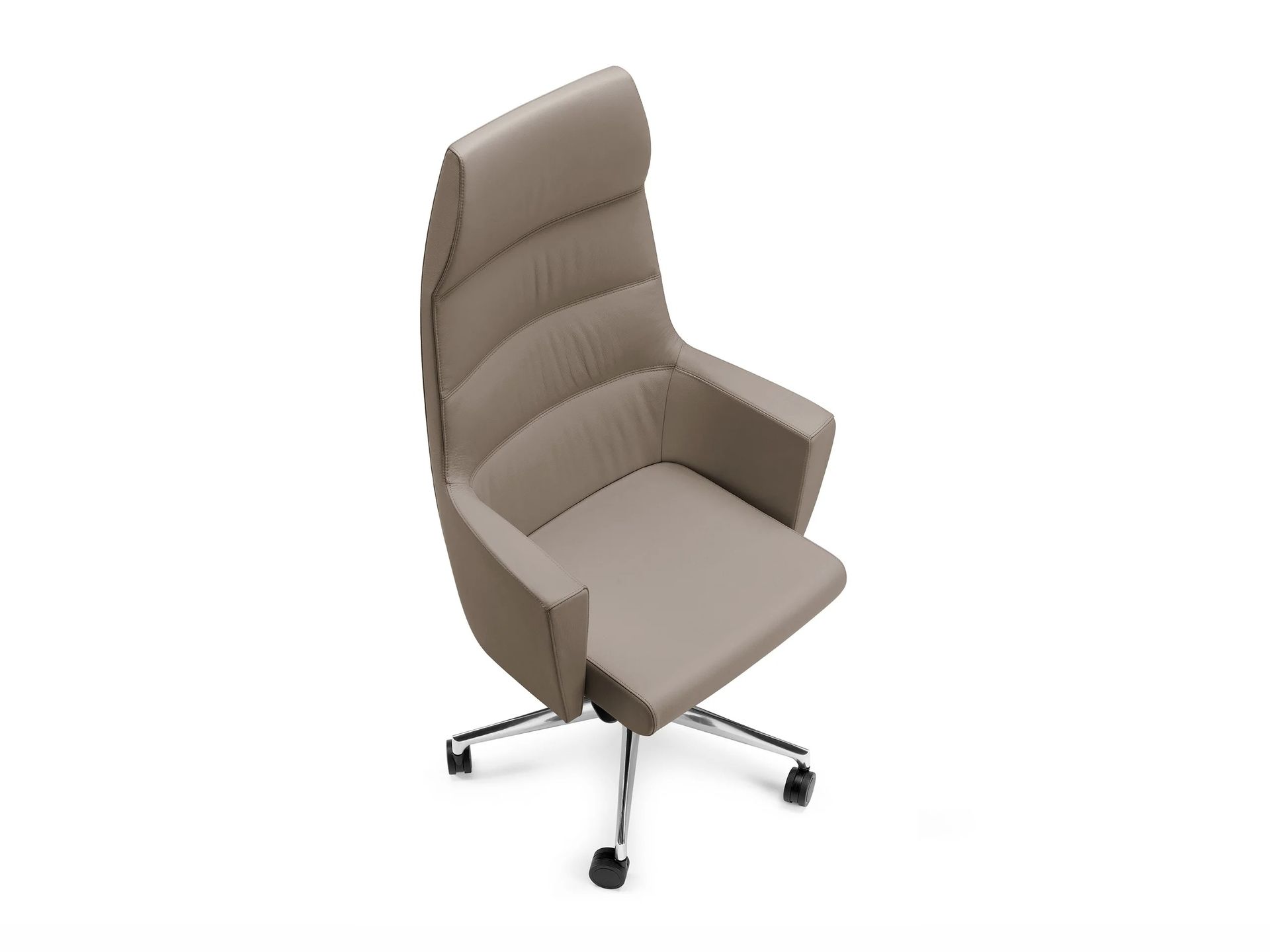 Una sedia da ufficio ergonomica beige con schienale alto e base a cinque razze con ruote, di colore argento, su uno sfondo bianco uniforme.