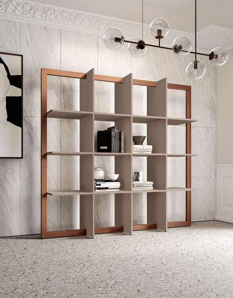 Una mensola alta e moderna con struttura in metallo color rame e superfici orizzontali beige chiaro, su uno sfondo di marmo bianco.