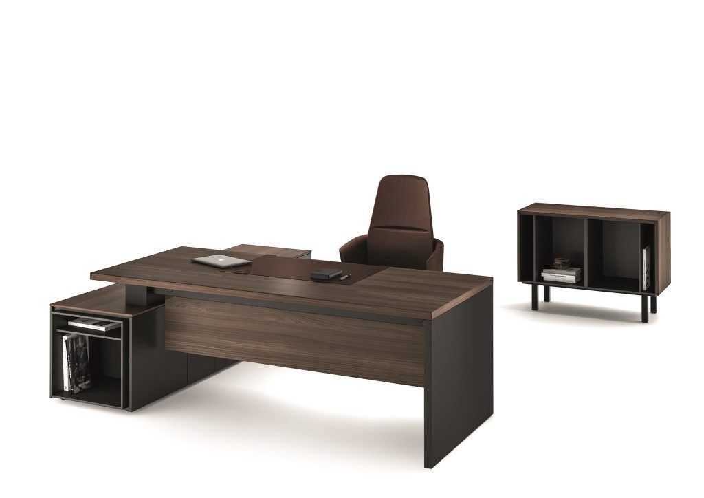 Una scrivania direzionale in legno scuro con sedia abbinata e un mobile contenitore basso separato con ripiani a giorno, su sfondo bianco.