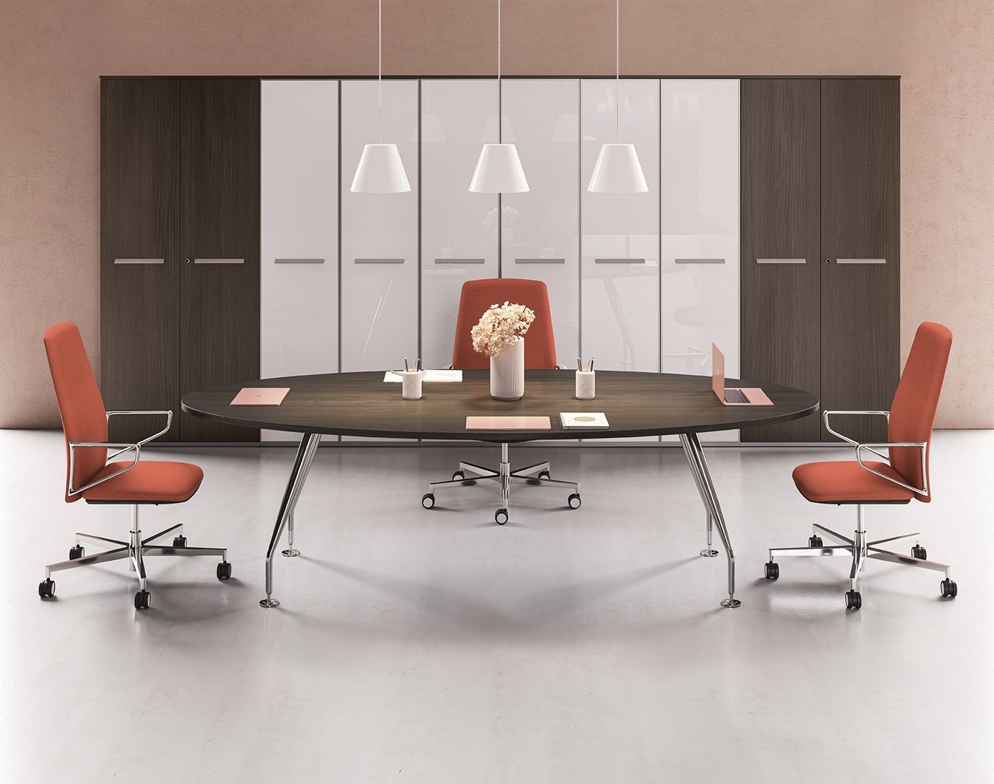 Un elegante tavolo da riunione ovale con tre sedie arancioni in un ufficio moderno con alti armadi in legno scuro e chiaro.