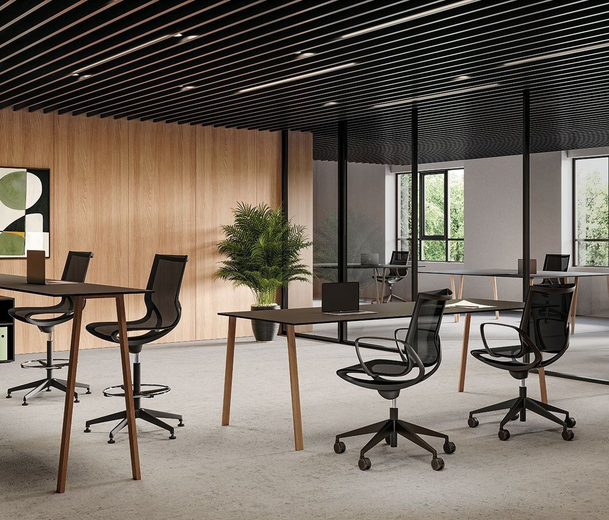 Spazio ufficio moderno con pareti divisorie in legno, sedie da ufficio in rete nera, scrivanie, una pianta verde e un soffitto a doghe geometriche.