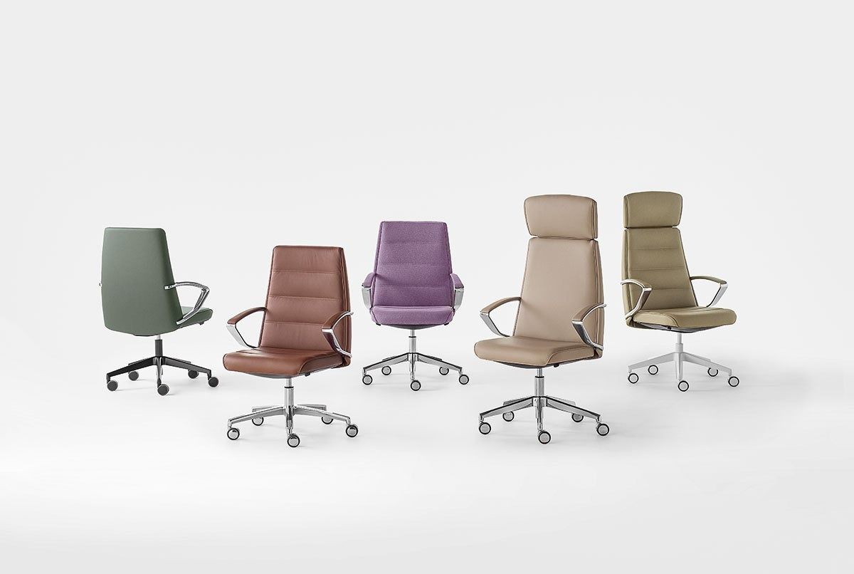 Cinque sedie da ufficio con base e braccioli in metallo nelle tonalità del verde, marrone, viola, beige e marrone chiaro su sfondo bianco.