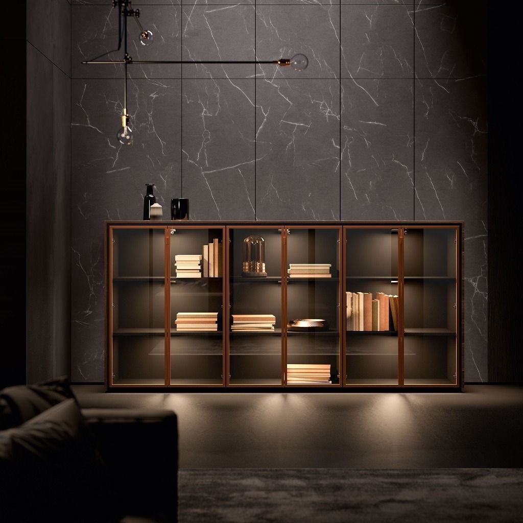 Una vetrina in legno con ante in vetro e illuminazione interna si erge contro una parete scura con motivo marmoreo.