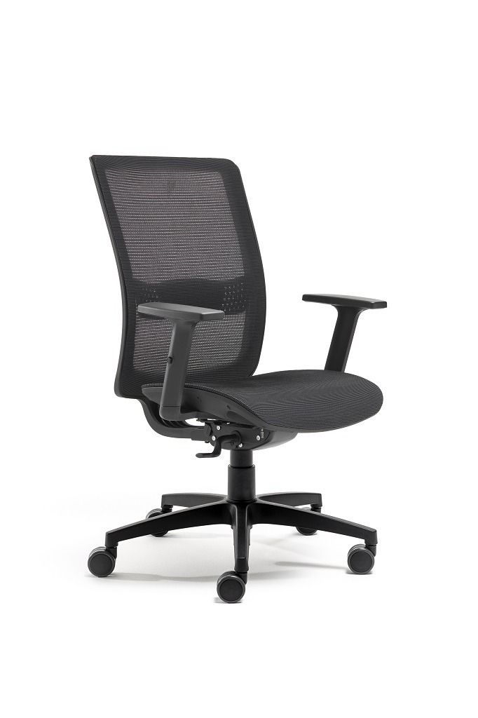 Una sedia da ufficio nera con schienale in rete, braccioli regolabili e base con ruote, su uno sfondo bianco uniforme.