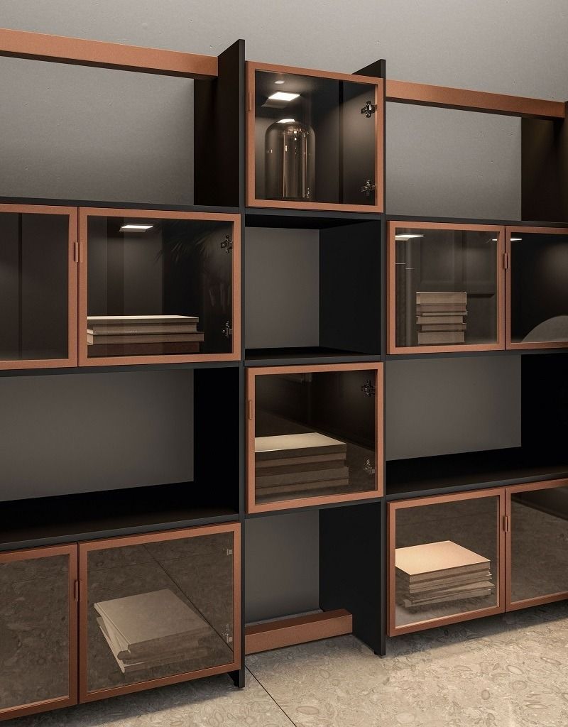 Una moderna libreria modulare con struttura nera, dettagli color rame, ante in vetro e illuminazione interna.