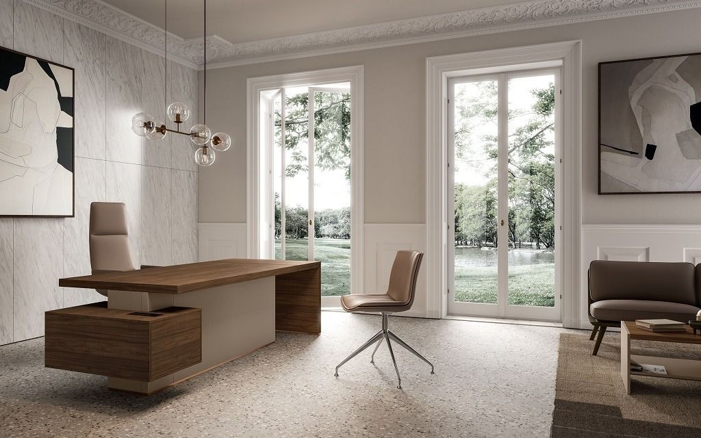 Ufficio moderno con scrivania direzionale in legno, sedie, opere d'arte su pareti in marmo e ampie finestre con vista sul giardino.