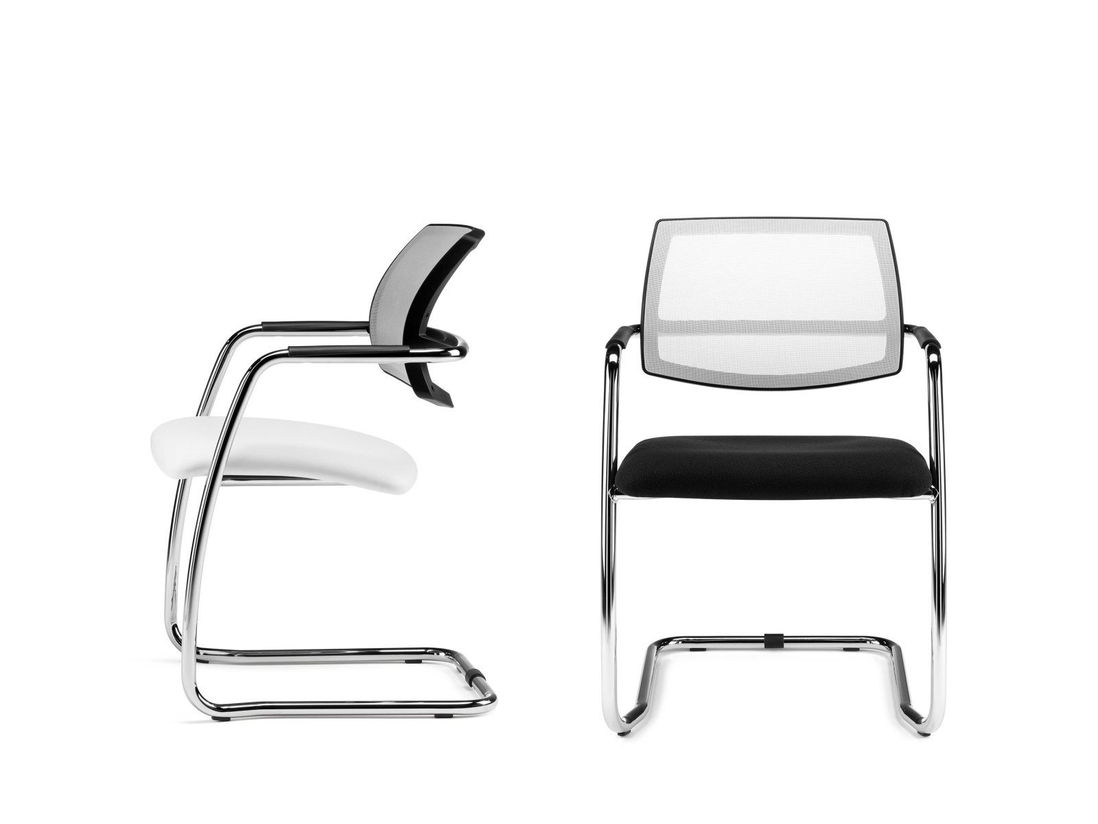 Vista laterale e frontale di una moderna sedia da ufficio con struttura in metallo argentato, schienale in rete bianca e sedile imbottito nero.